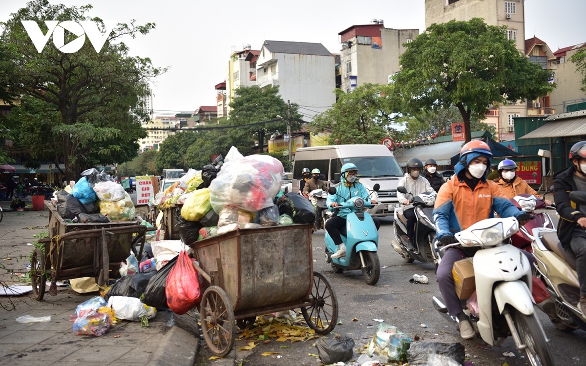Xe tập kết rác chiếm dụng lòng đường gây cản trở giao thông ở Hà Nội - Ảnh 3.