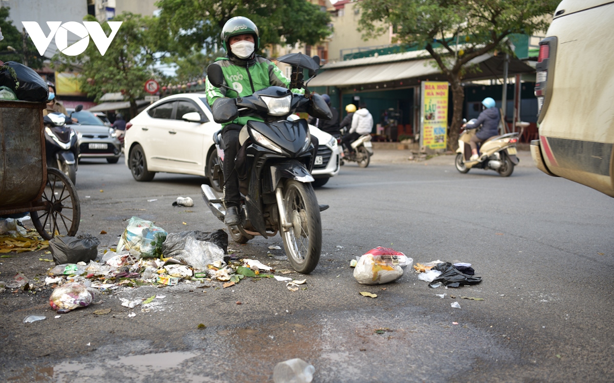 Xe tập kết rác chiếm dụng lòng đường gây cản trở giao thông ở Hà Nội - Ảnh 4.