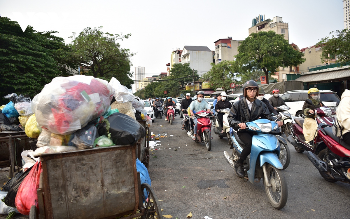 Xe tập kết rác chiếm dụng lòng đường gây cản trở giao thông ở Hà Nội - Ảnh 1.