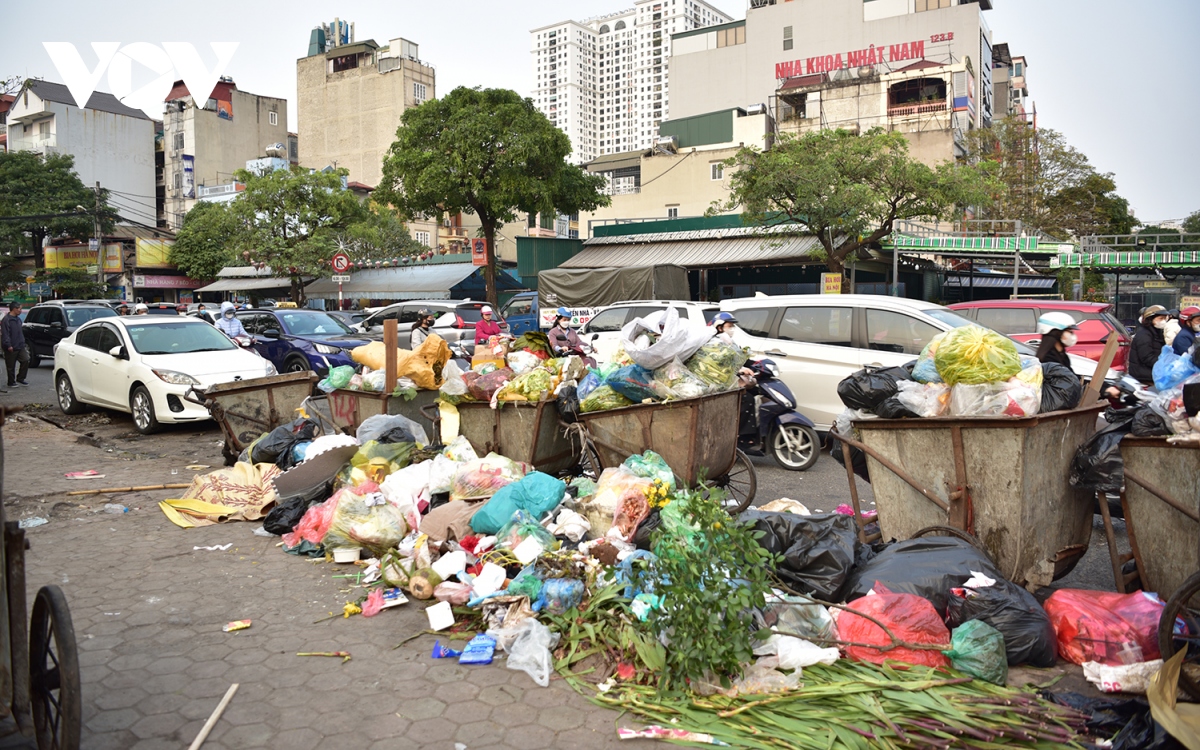Xe tập kết rác chiếm dụng lòng đường gây cản trở giao thông ở Hà Nội - Ảnh 6.