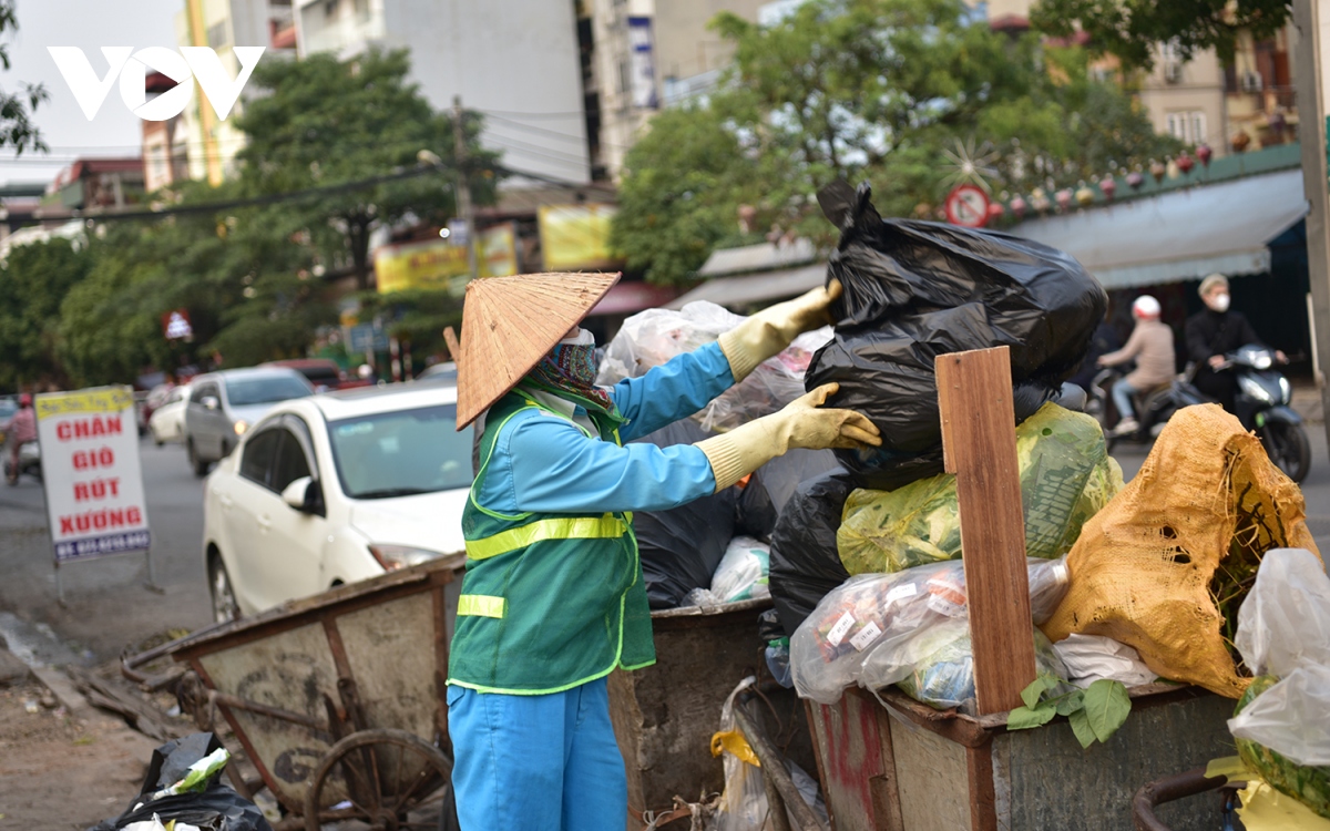 Xe tập kết rác chiếm dụng lòng đường gây cản trở giao thông ở Hà Nội - Ảnh 10.