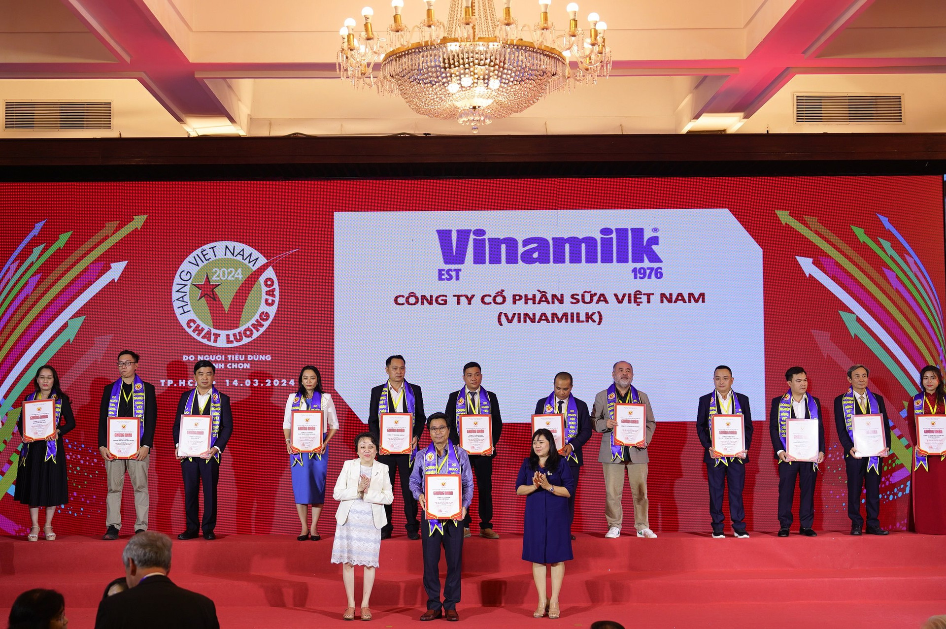 Vinamilk 28 năm liên tiếp giữ danh hiệu Hàng Việt Nam Chất lượng cao - Ảnh 1.