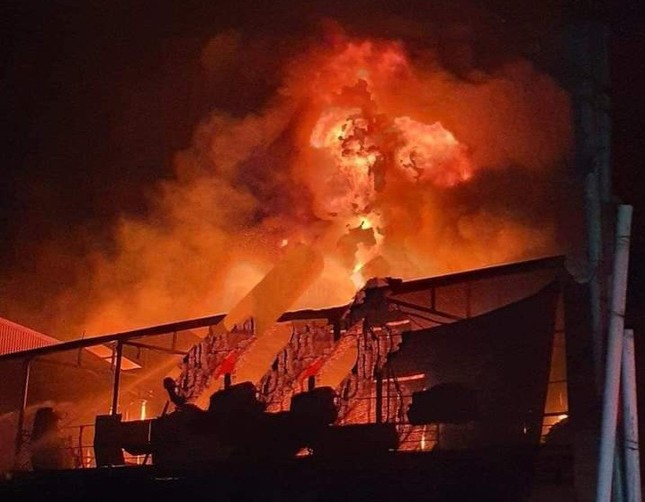Vĩnh Phúc: Cháy lớn xưởng nhựa trong cụm công nghiệp - Ảnh 1.