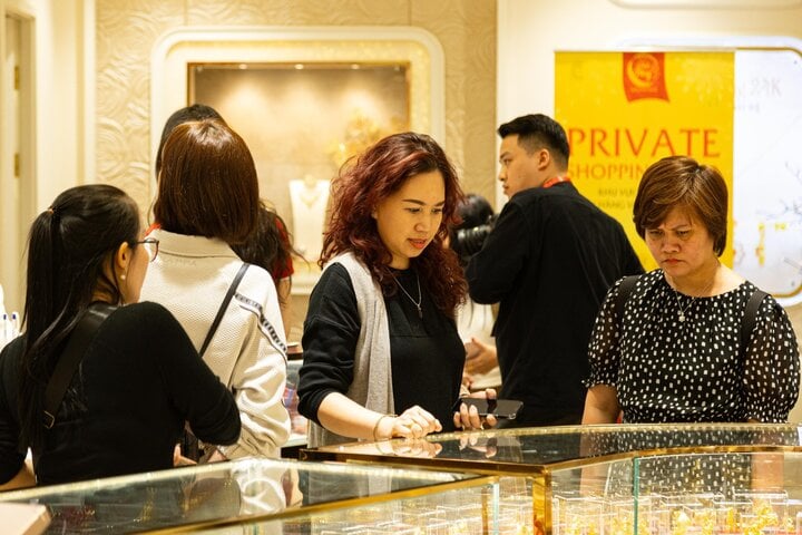 Giá vàng tăng, giảm quay cuồng, nhà đầu tư trở tay không kịp - Ảnh 1.