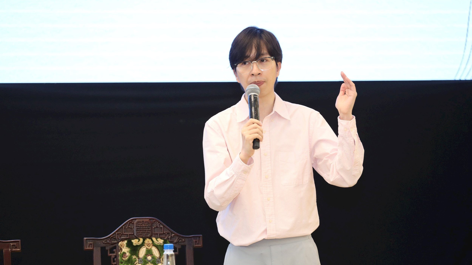 Livestreamer ViruSs: Xu hướng chung là DN phải hạ lợi nhuận để nâng tỷ lệ bán hàng, hãy cố gắng học livestream bán hàng, vì đó là phương thức rẻ và hiệu quả nhất- Ảnh 1.
