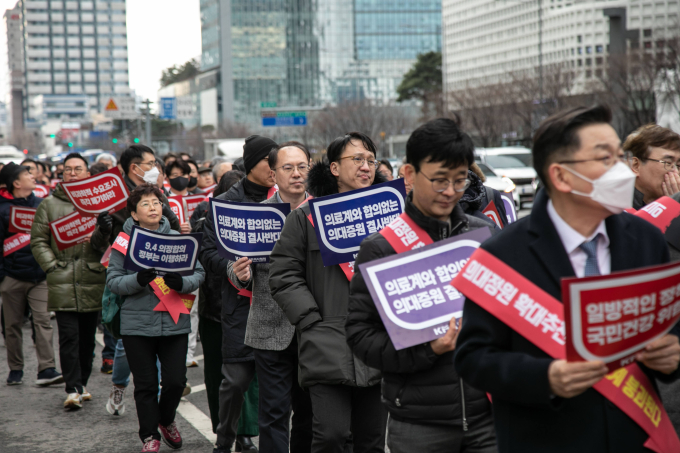 Tình cảnh sau 25 ngày khủng hoảng y tế tại Hàn Quốc: Nhiều bệnh nhân chấp nhận &quot;án tử&quot;, người thân bất lực trước hiện thực đau lòng - Ảnh 1.