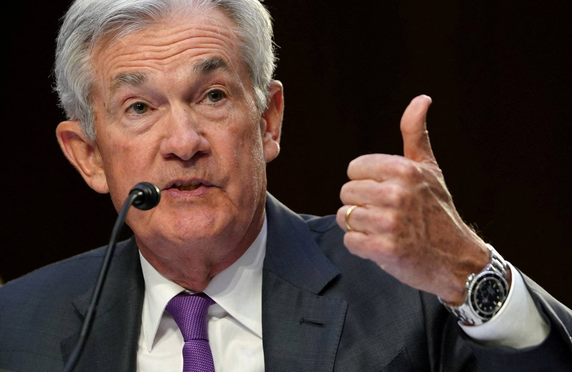 Chủ tịch Jerome Powell tiết lộ yếu tố hàng đầu khiến lạm phát vẫn ở mức cao trong vài năm qua khiến Fed chưa thể vội vàng cắt giảm lãi suất - Ảnh 1.