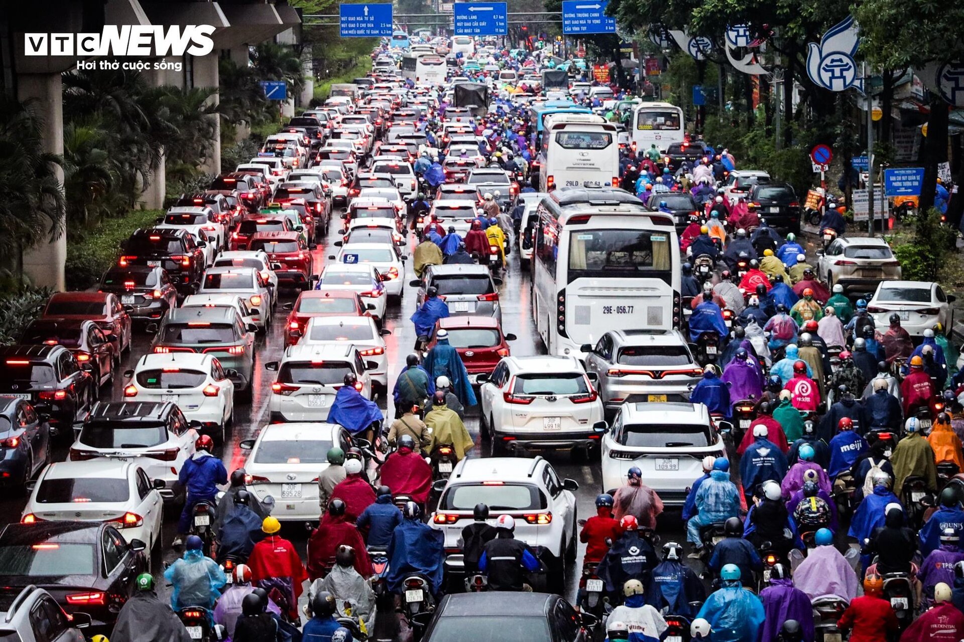 Sáng nay, cả thành phố đi làm muộn - Ảnh 2.