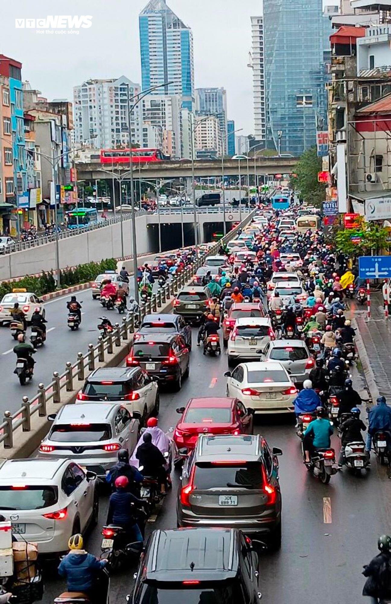 Sáng nay, cả thành phố đi làm muộn - Ảnh 8.