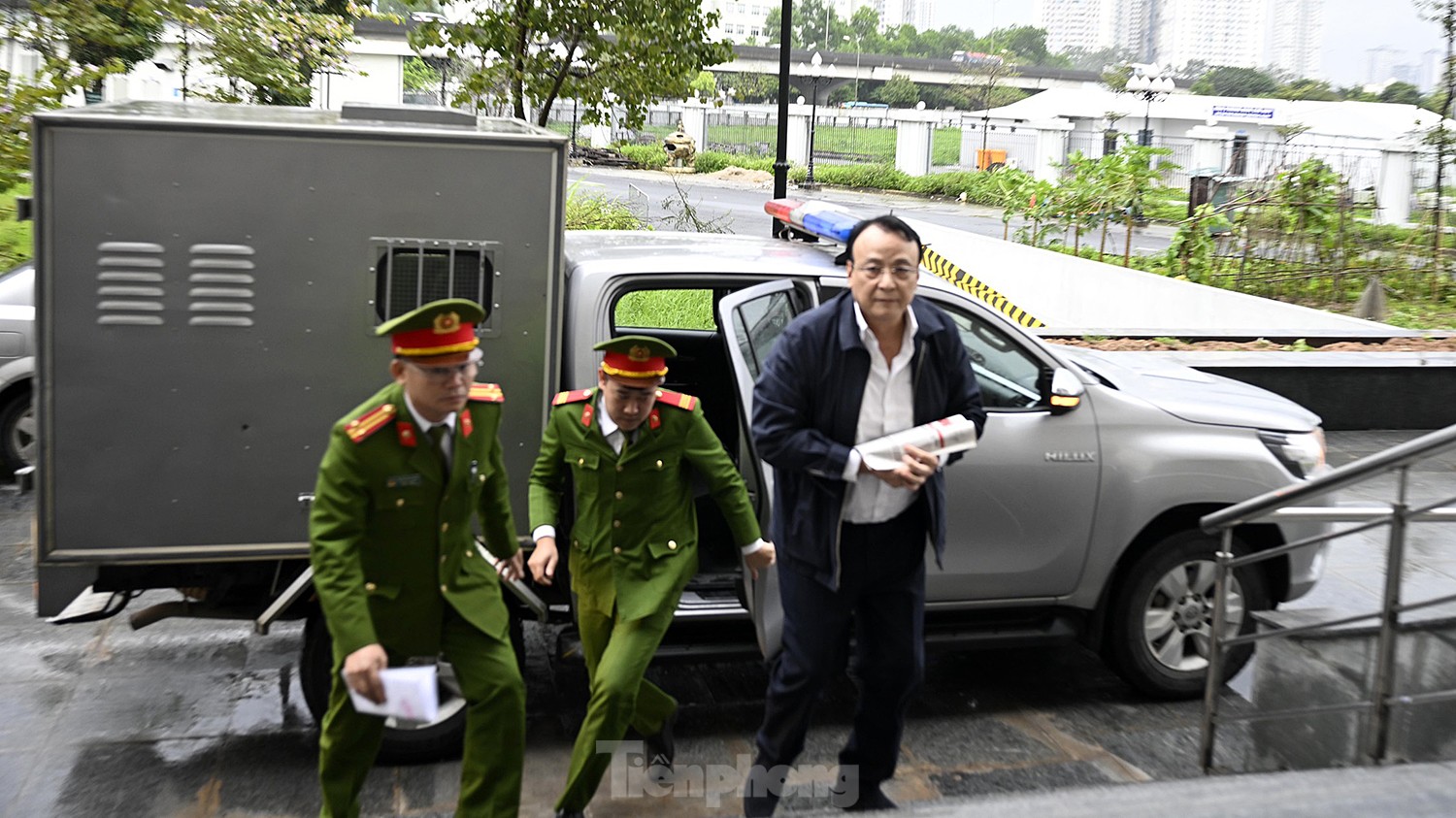 Nghìn người chen chân dự phiên xét xử cha con Chủ tịch Tập đoàn Tân Hoàng Minh - Ảnh 2.