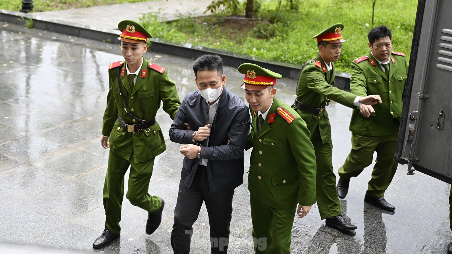 Nghìn người chen chân dự phiên xét xử cha con Chủ tịch Tập đoàn Tân Hoàng Minh - Ảnh 3.