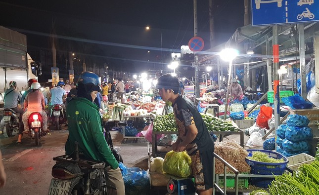 Chợ đầu mối lớn nhất TPHCM bị 'bủa vây' - Ảnh 7. Chợ đầu mối lớn nhất TPHCM bị 'bủa vây' - Ảnh 7.