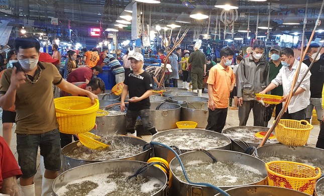 Chợ đầu mối lớn nhất TPHCM bị 'bủa vây' - Ảnh 6. Chợ đầu mối lớn nhất TPHCM bị 'bủa vây' - Ảnh 6.