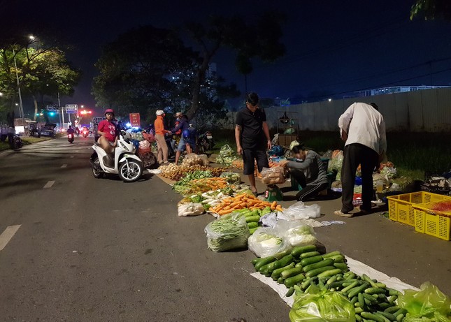 Chợ đầu mối lớn nhất TPHCM bị 'bủa vây' - Ảnh 3. Chợ đầu mối lớn nhất TPHCM bị 'bủa vây' - Ảnh 3.