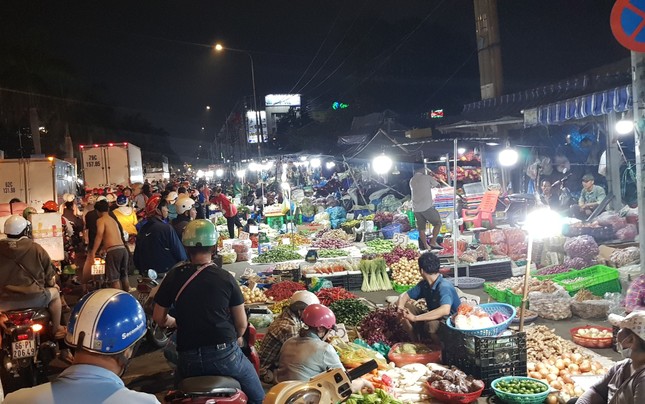 Chợ đầu mối lớn nhất TPHCM bị 'bủa vây' - Ảnh 2. Chợ đầu mối lớn nhất TPHCM bị 'bủa vây' - Ảnh 2.