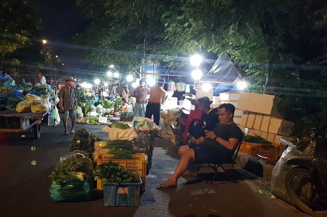 Chợ đầu mối lớn nhất TPHCM bị 'bủa vây' - Ảnh 4. Chợ đầu mối lớn nhất TPHCM bị 'bủa vây' - Ảnh 4.