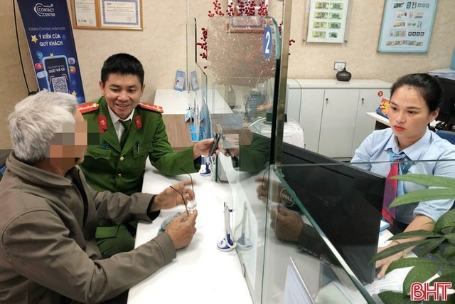 Cụ ông ở Hà Tĩnh ra ngân hàng chuyển tiền, nhân viên giao dịch phát hiện điểm lạ của khách, lập tức báo công an, ngăn chặn vụ lừa đảo "rửa tiền" tinh vi - Ảnh 1. Cụ ông ở Hà Tĩnh ra ngân hàng chuyển tiền, nhân viên giao dịch phát hiện điểm lạ của khách, lập tức báo công an, ngăn chặn vụ lừa đảo "rửa tiền" tinh vi - Ảnh 1.