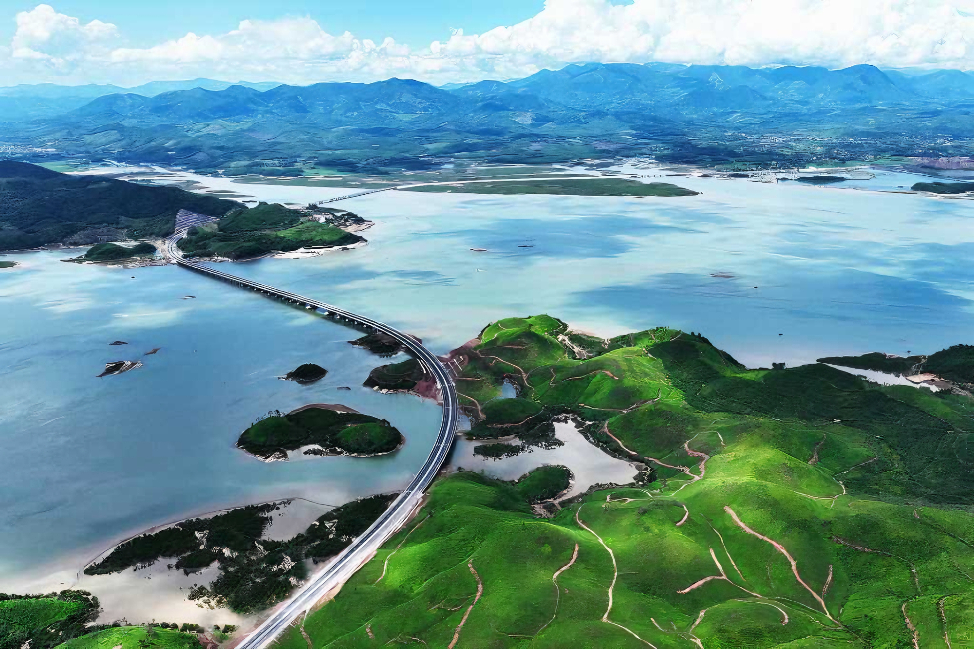 Tỉnh đầu tiên ở Việt Nam tự làm đường cao tốc và kỳ tích trong chiến dịch Tỉnh đầu tiên ở Việt Nam tự làm đường cao tốc và kỳ tích trong chiến dịch