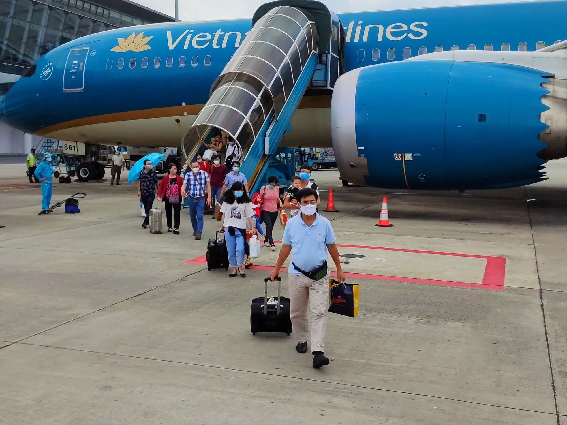 Giá vé máy bay và dịch vụ tăng cao, lo người Việt đổ xô du lịch nước ngoài - Ảnh 4.