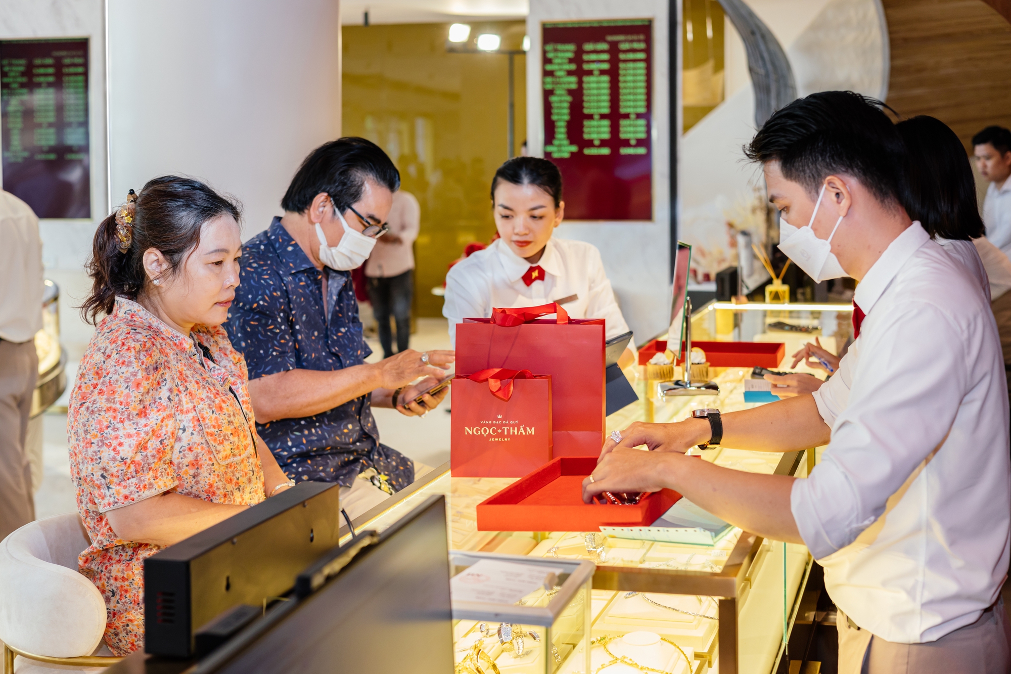 Năm thứ 12 Ngọc Thẩm Jewelry đạt danh hiệu Hàng Việt Nam chất lượng cao - Ảnh 2. Năm thứ 12 Ngọc Thẩm Jewelry đạt danh hiệu Hàng Việt Nam chất lượng cao - Ảnh 2.