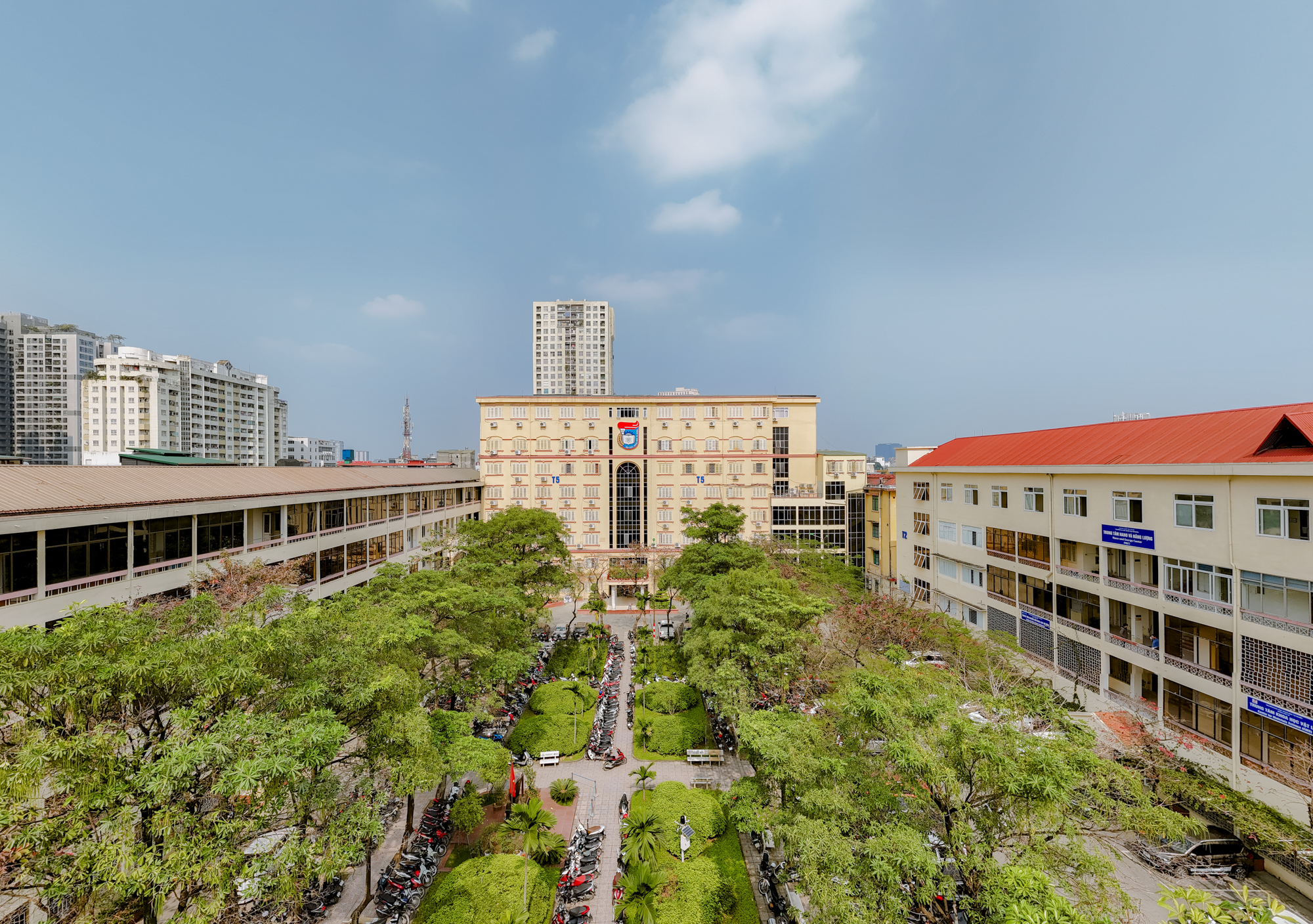 Trường đại học cho học sinh THPT học trước chương trình, có hội trường trăm tuổi đẹp như cung điện - Ảnh 1.