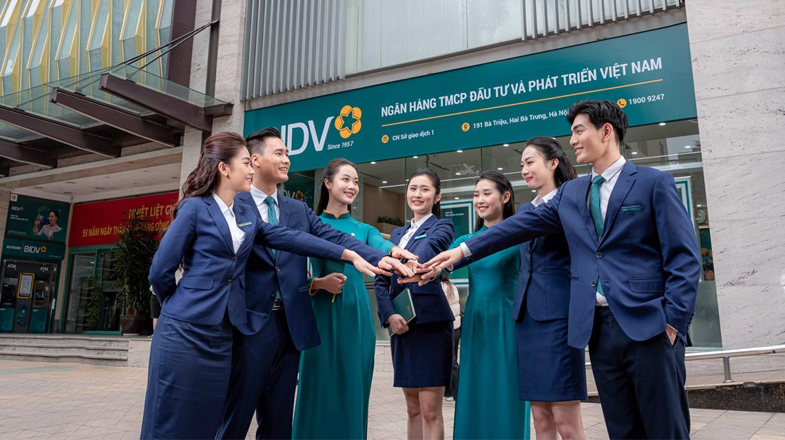 Ngân hàng lớn nhất Việt Nam đã gặp 38 nhà đầu tư để tìm cách bán vốn, nhưng ngày chốt deal vẫn là dấu hỏi - Ảnh 1.