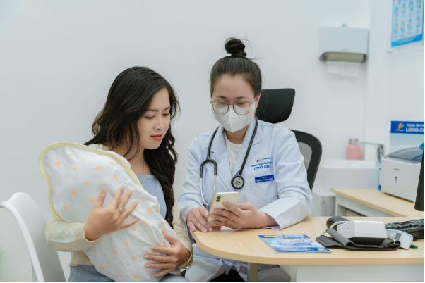 Long Châu tiên phong ra mắt sổ tiêm chủng điện tử tại Việt Nam - Ảnh 1.