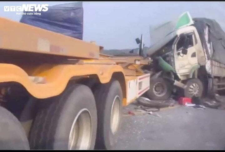 Lại tai nạn trên cao tốc Cam Lộ - La Sơn, ách tắc kéo dài - Ảnh 1.