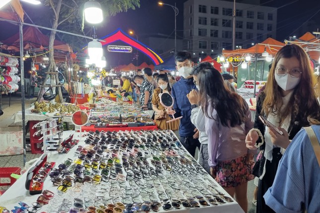 Đà Nẵng sắp đóng cửa chợ đêm du lịch bên sông Hàn - Ảnh 1.