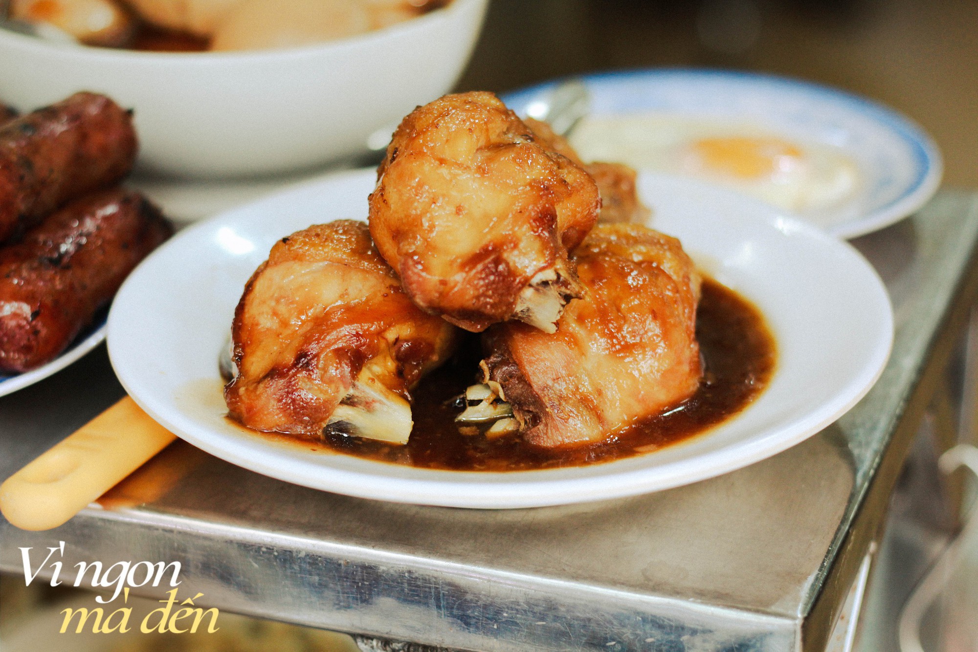 Tiệm cơm tấm lâu đời ở TPHCM mỗi năm chỉ bán 6 tháng, nổi tiếng với món chả cua công thức riêng- Ảnh 8.