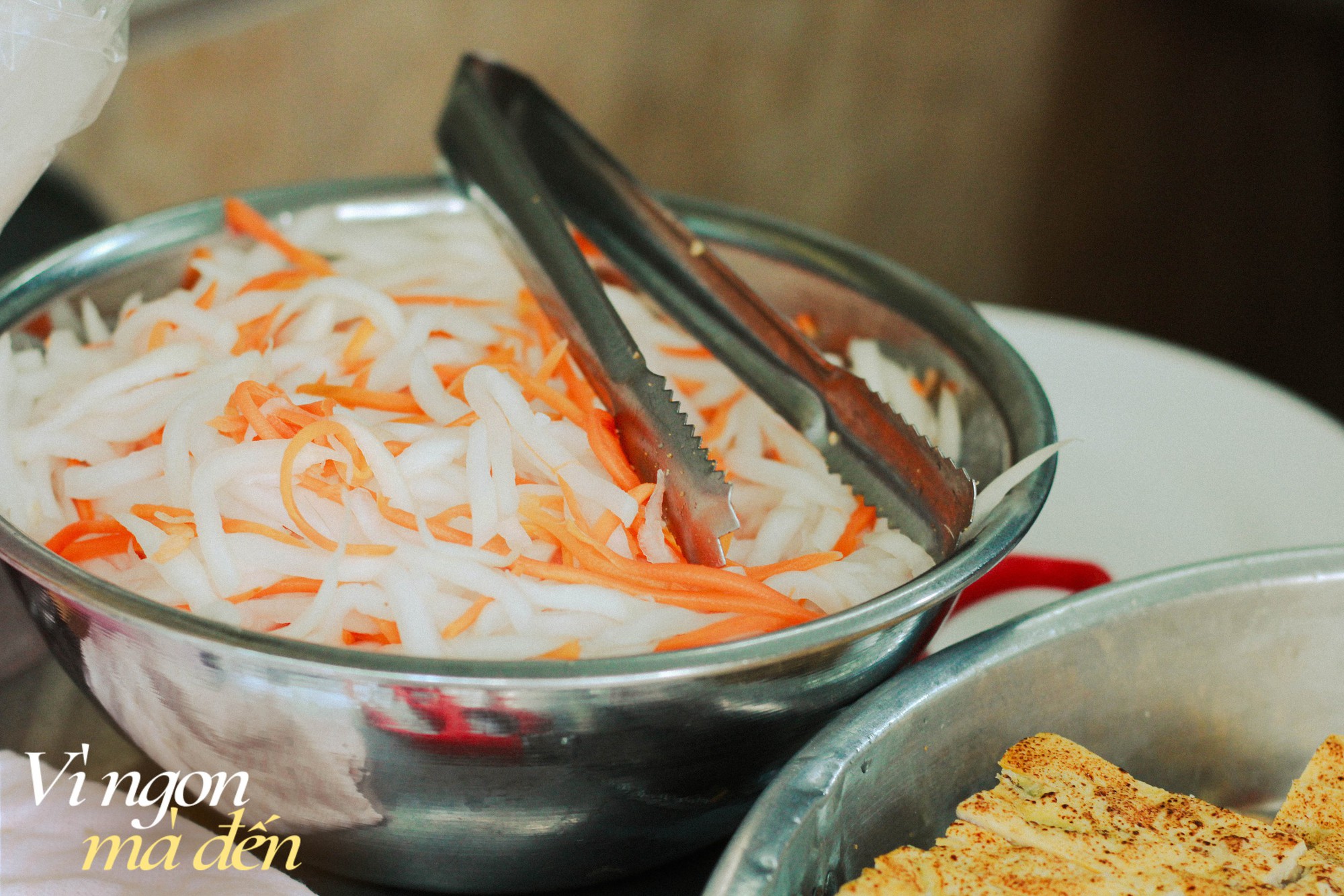 Tiệm cơm tấm lâu đời ở TPHCM mỗi năm chỉ bán 6 tháng, nổi tiếng với món chả cua công thức riêng- Ảnh 3.