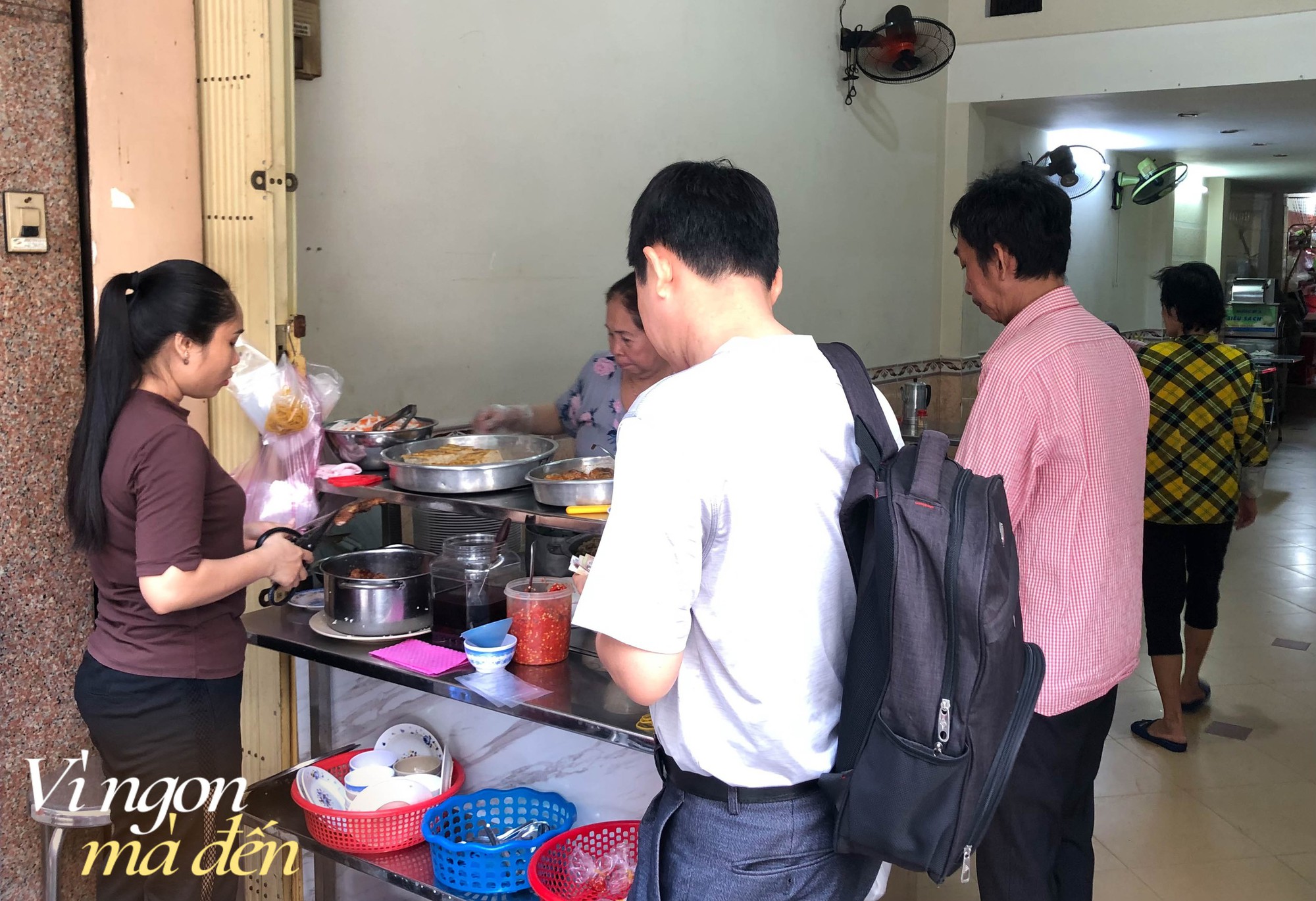 Tiệm cơm tấm lâu đời ở TPHCM mỗi năm chỉ bán 6 tháng, nổi tiếng với món chả cua công thức riêng- Ảnh 14.