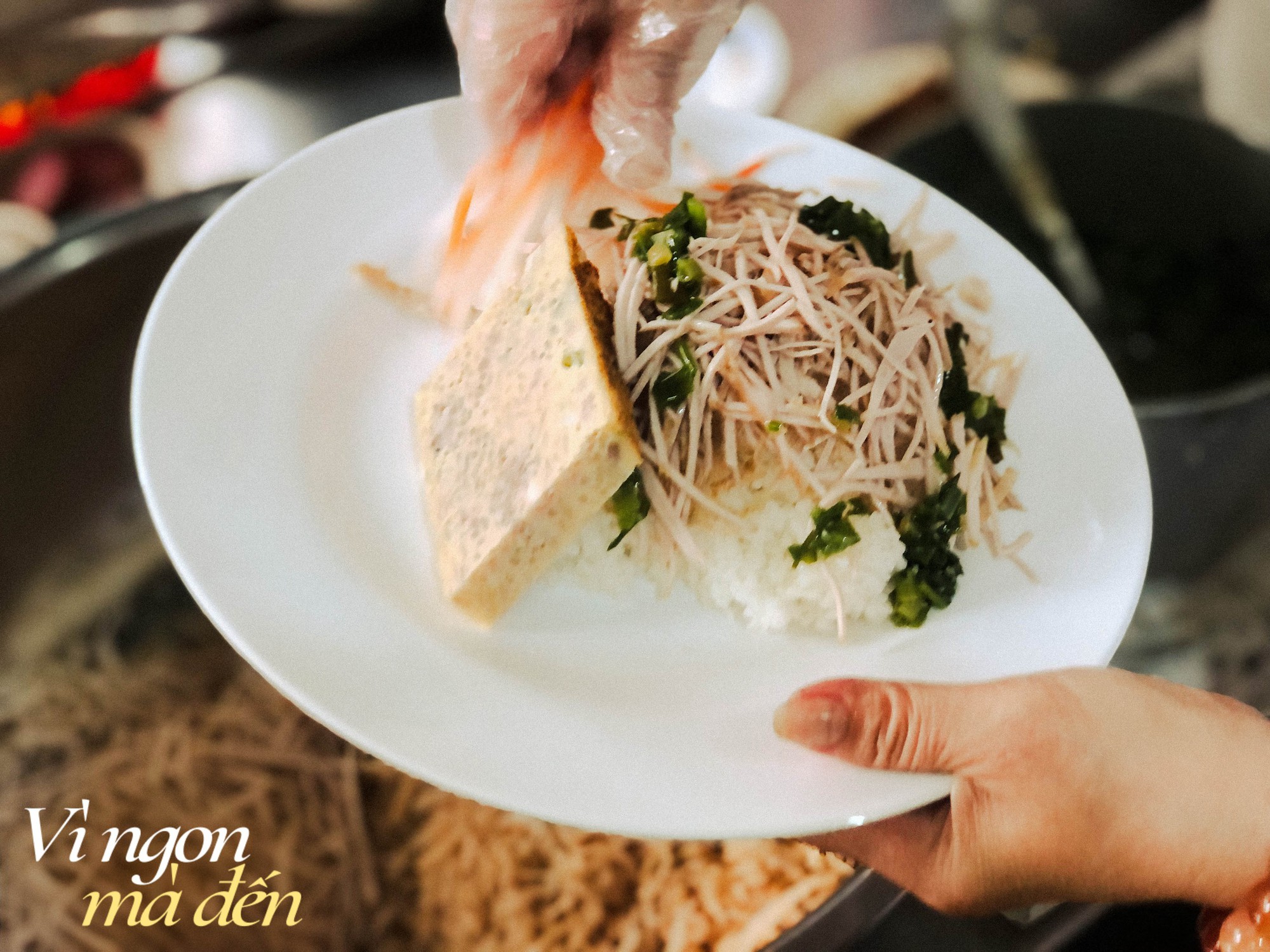 Tiệm cơm tấm lâu đời ở TPHCM mỗi năm chỉ bán 6 tháng, nổi tiếng với món chả cua công thức riêng- Ảnh 2.