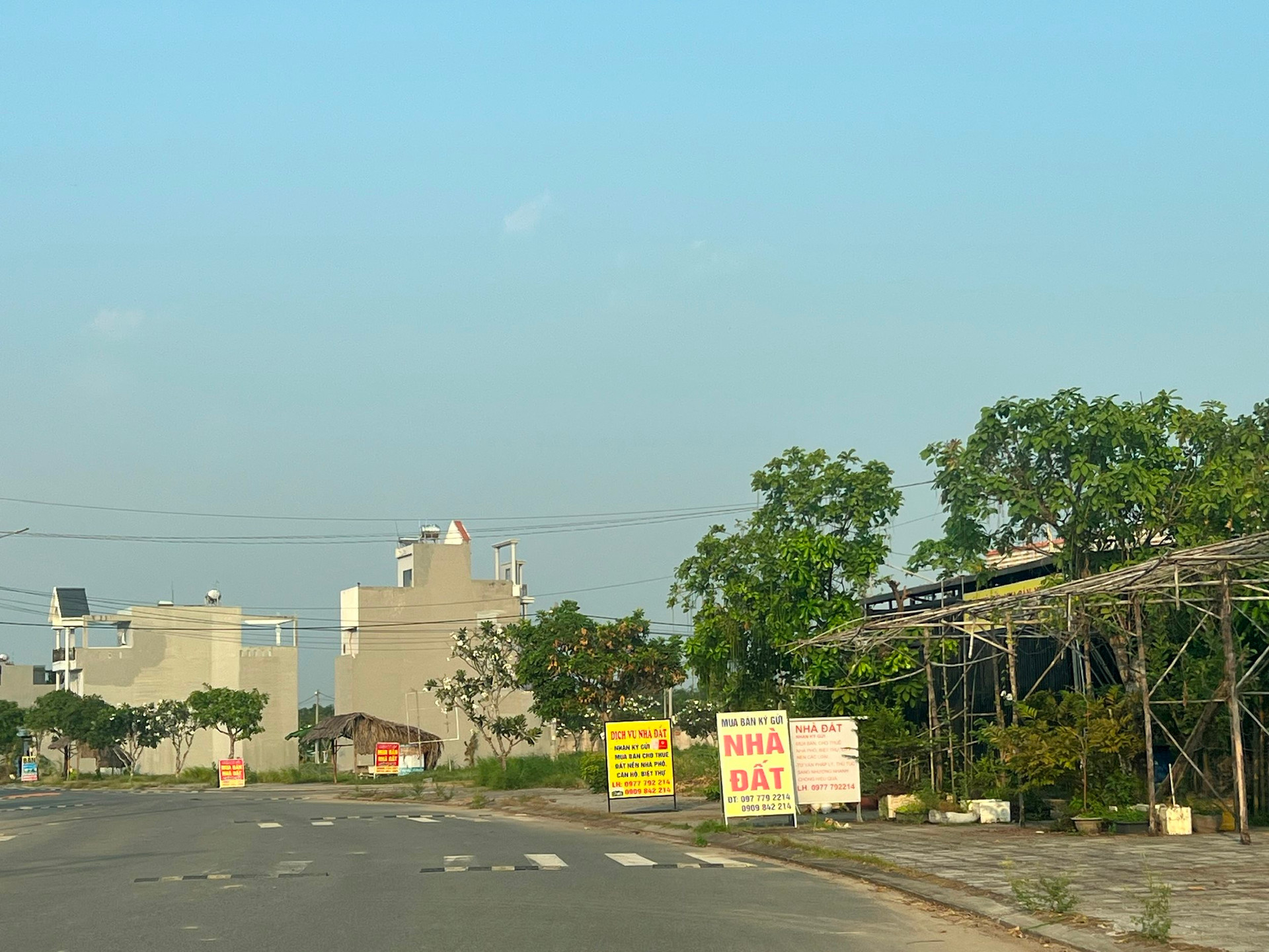 Hiện tượng “lạ” trên thị trường đất nền phía Nam: Gần chốt giao dịch, chủ đất “quay xe” ngưng bán, cứ hễ giảm giá lô nào là hết lô đó! - Ảnh 2.