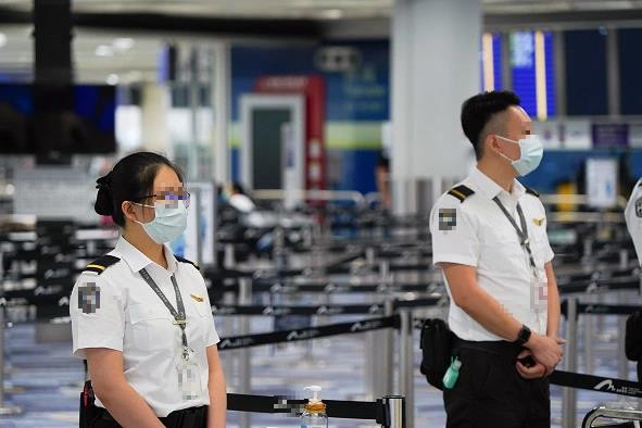 Nữ nhân viên an ninh sân bay phát hiện hành khách đi khập khiễng: Điều tra phát hiện vật thể lấp lánh ở đùi phải, phanh phui cả 1 đường dây buôn lậu hơn 100 tỷ đồng - Ảnh 1.