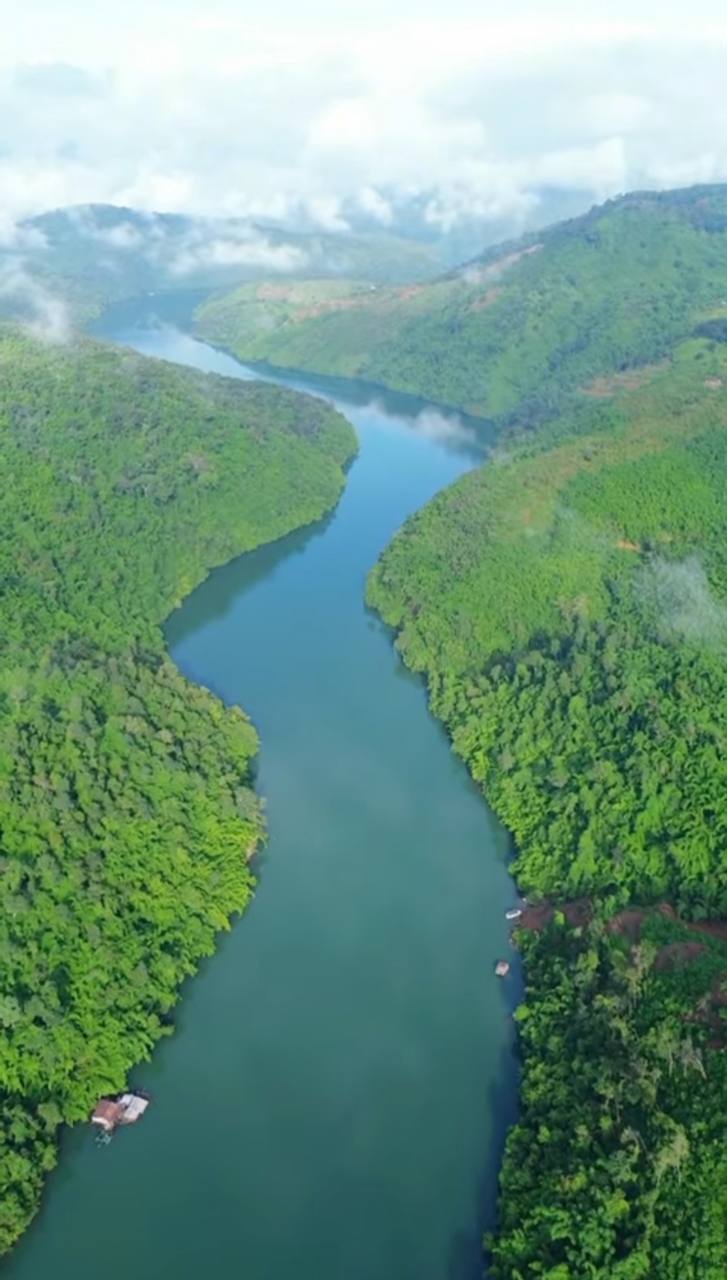 Không thể tin trước cảnh "bơi trên núi" tại Việt Nam, ai ai cũng lầm tưởng là rừng sâu nào ở nước ngoài- Ảnh 4.