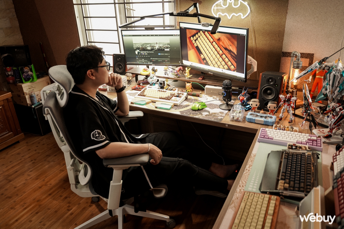 YouTuber tại Hà Nội với góc làm việc 'cả trăm triệu' tiền Gundam và bàn phím cơ - Ảnh 3.