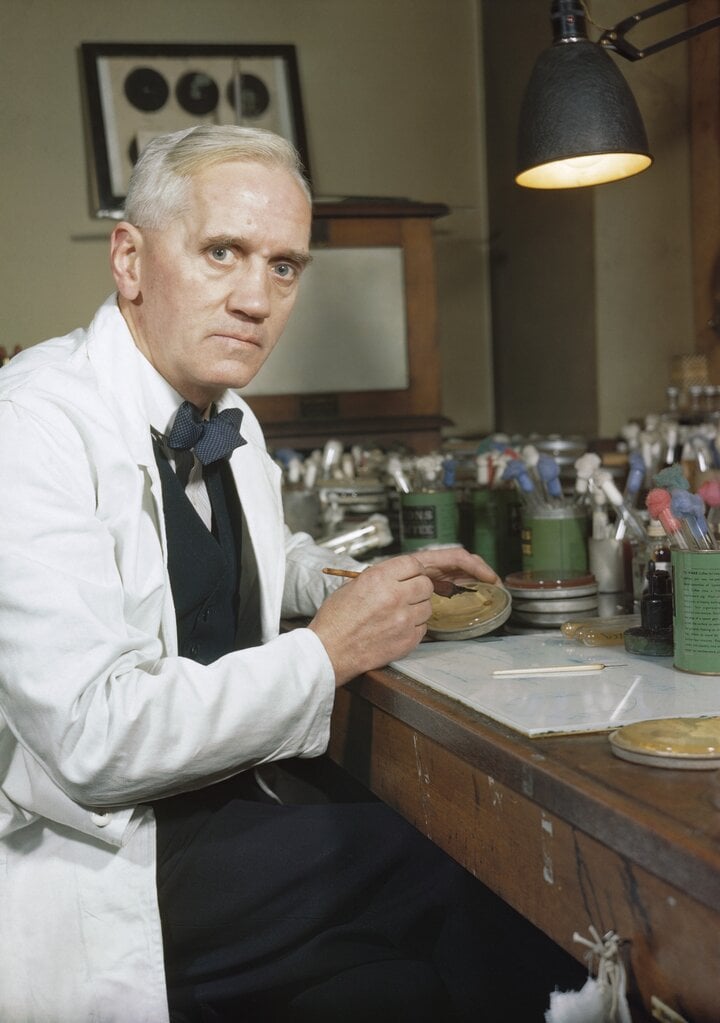 Bác sĩ đầu tiên trên thế giới tìm ra kháng sinh trong bom đạn - Ảnh 1.