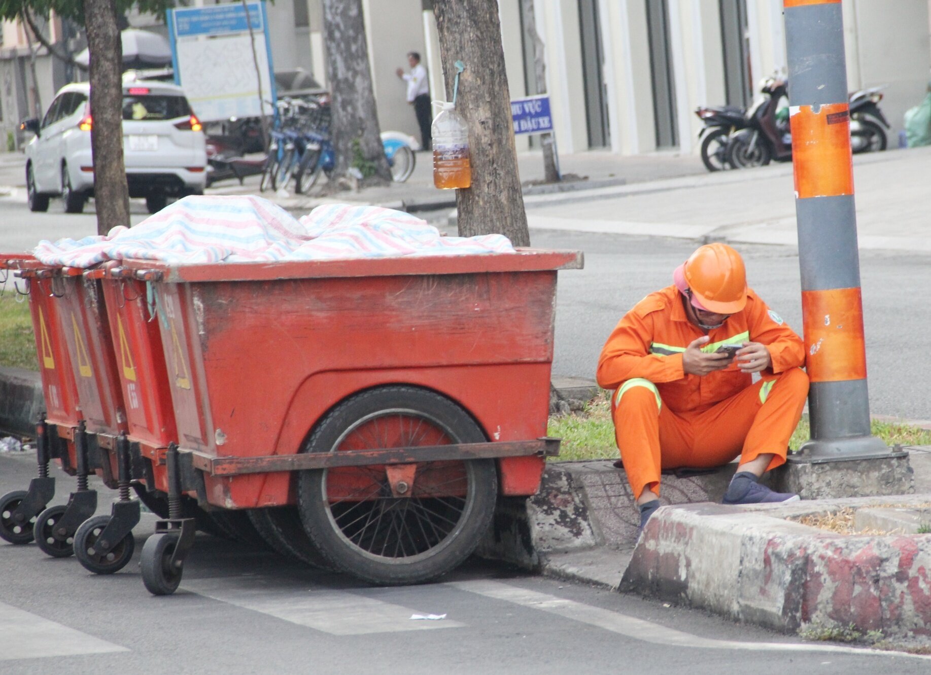 Nhọc nhằn mưu sinh dưới trời nắng nóng như đổ lửa ở TP.HCM - Ảnh 9.