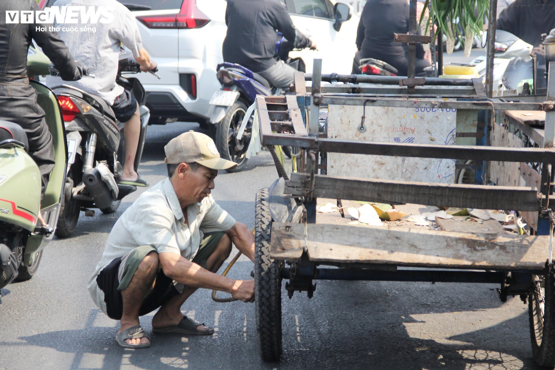 Nhọc nhằn mưu sinh dưới trời nắng nóng như đổ lửa ở TP.HCM - Ảnh 14.