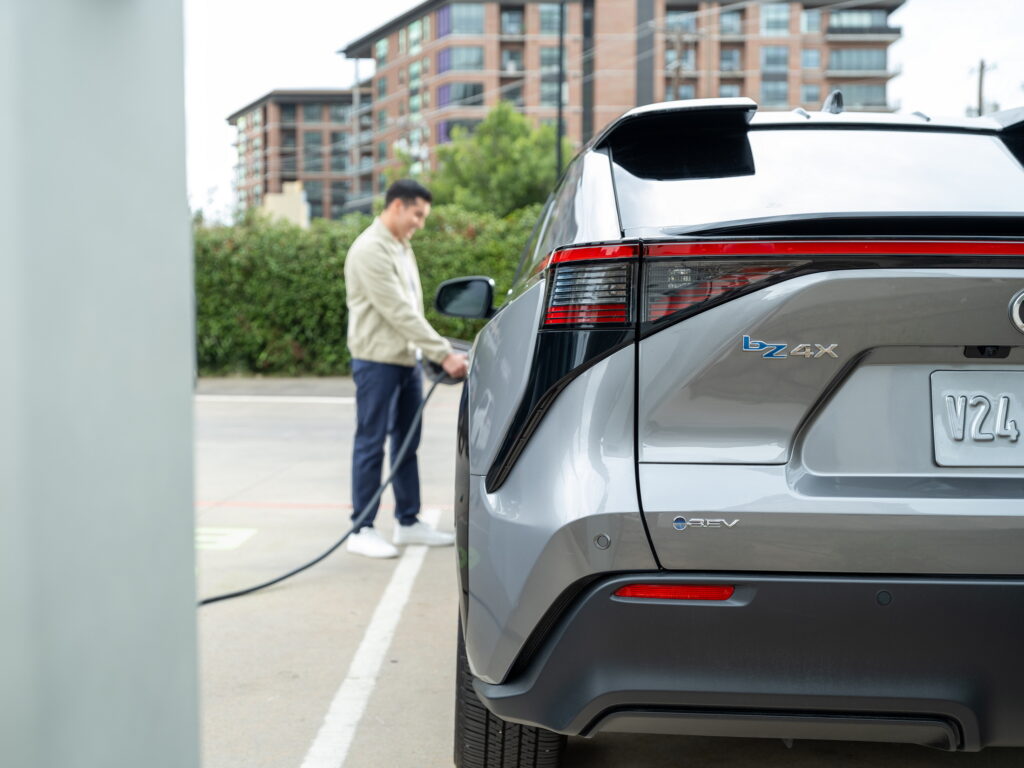 Sếp Toyota: &quot;Thà mua tín chỉ carbon còn hơn đầu tư lãng phí vào xe điện&quot; - Ảnh 2.