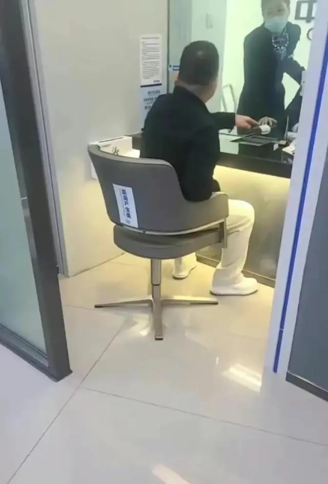 Đi ngân hàng bị nhân viên hỏi "Rút tiền để làm gì?", người đàn ông phẫn nộ đòi hủy thẻ, càng điên tiết hơn với câu trả lời phía sau - Ảnh 2. Đi ngân hàng bị nhân viên hỏi "Rút tiền để làm gì?", người đàn ông phẫn nộ đòi hủy thẻ, càng điên tiết hơn với câu trả lời phía sau - Ảnh 2.