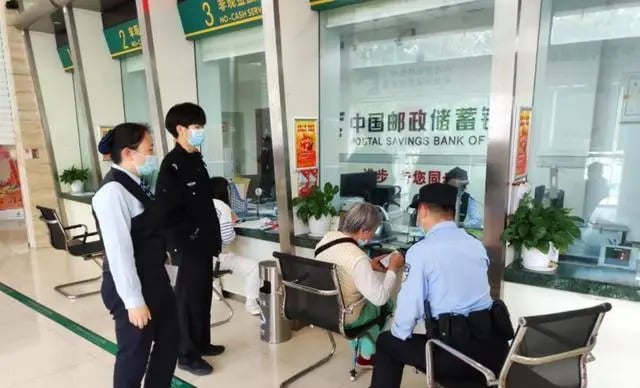 Đi ngân hàng bị nhân viên hỏi "Rút tiền để làm gì?", người đàn ông phẫn nộ đòi hủy thẻ, càng điên tiết hơn với câu trả lời phía sau - Ảnh 3. Đi ngân hàng bị nhân viên hỏi "Rút tiền để làm gì?", người đàn ông phẫn nộ đòi hủy thẻ, càng điên tiết hơn với câu trả lời phía sau - Ảnh 3.