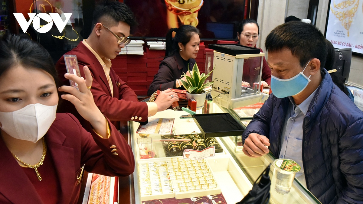 Giá vàng SJC tăng đột biến, chênh lệch 20 triệu đồng/lượng là điều rất phi lý - Ảnh 1.