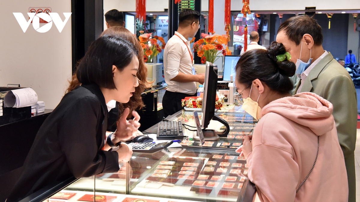 Giá vàng SJC tăng đột biến, chênh lệch 20 triệu đồng/lượng là điều rất phi lý - Ảnh 2.