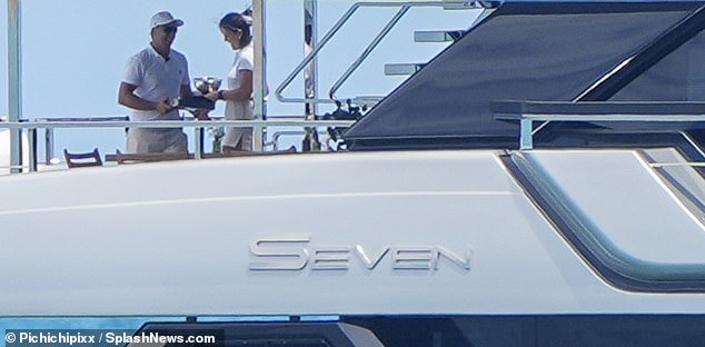 Gia đình David Beckham &quot;hâm nóng tình cảm&quot; bằng kỷ nghỉ trên du thuyền 500 tỷ, một điểm trên chân Victoria gây chú ý - Ảnh 3.