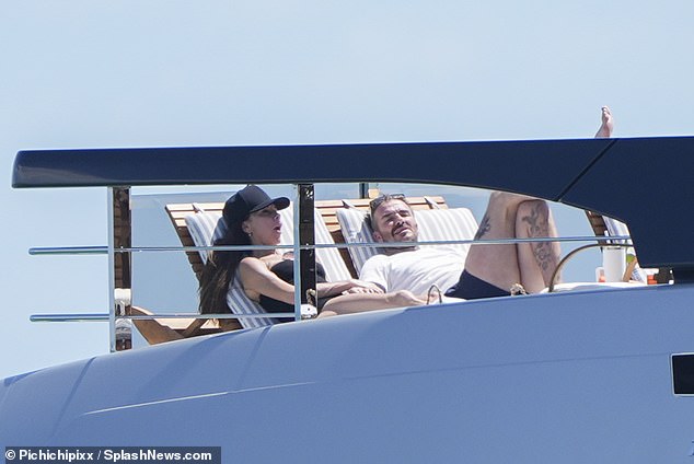 Gia đình David Beckham &quot;hâm nóng tình cảm&quot; bằng kỷ nghỉ trên du thuyền 500 tỷ, một điểm trên chân Victoria gây chú ý - Ảnh 4.