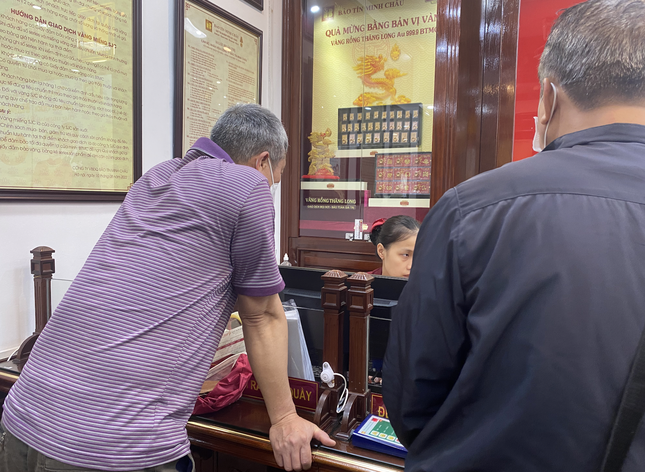 Giá vàng tăng cao, nhiều người 'đua' chốt lời - Ảnh 2.