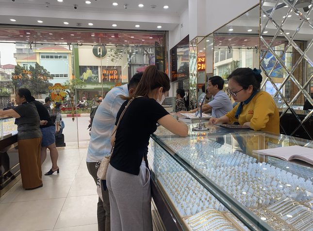 Giá vàng tăng cao, nhiều người 'đua' chốt lời - Ảnh 1.