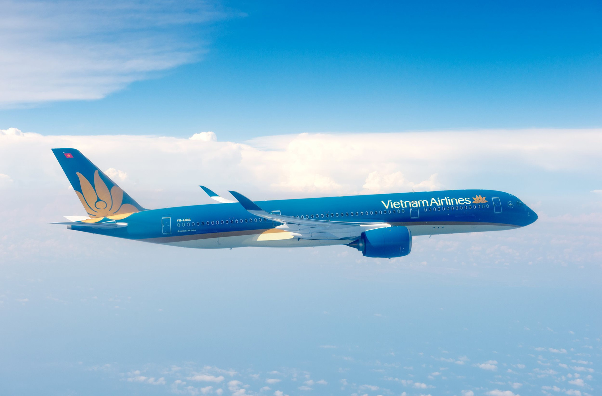 Năm 2023, Vietnam Airlines đạt doanh thu 92.231 tỷ đồng (tăng 30% so với năm 2022), lợi nhuận gộp đạt 3.885 tỷ đồng, quý I/2024 tiếp tục đón nhận nhiều tín hiệu khả quan - Ảnh 1.